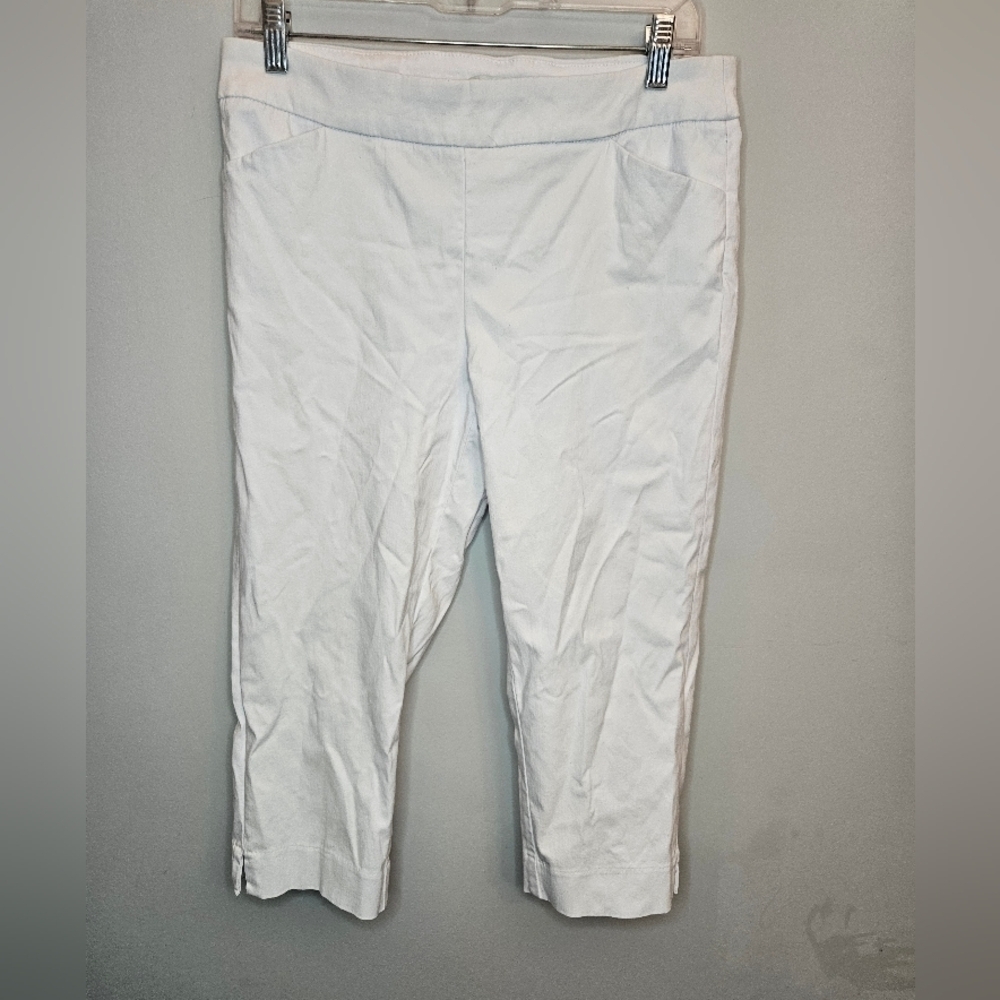 Cleo Women’s White Stretchy Slip On Minimalist Classic Capris. Size M